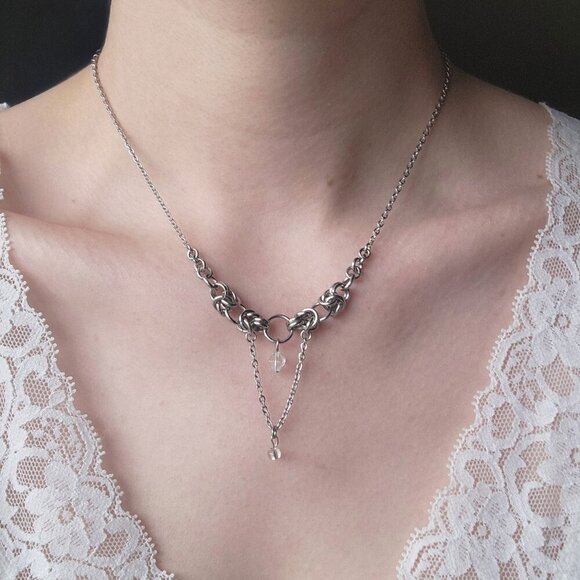 Fairy crystal V-shaped chainmaille necklace with a small silver chain - Picture 1 of 6